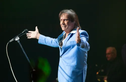 Roberto Carlos dá início aos shows do Réveillon do Recife
