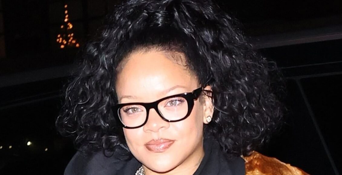 Rihanna combina óculos de leitura com uma roupa larga e jaqueta de pele enquanto ela e A$AP Rocky desfrutam de um jantar em Nova York