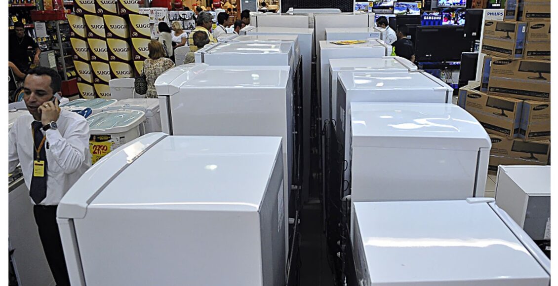 Intenção de consumo entre as famílias cai 0,2% em fevereiro
