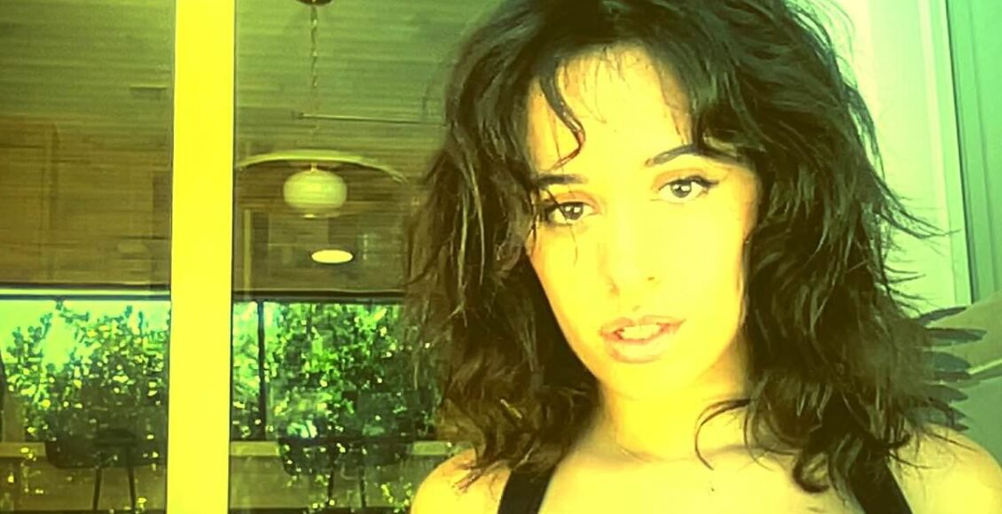 Camila Cabello mostra uma figura tonificada em biquíni em meio a um novo romance com bilionário