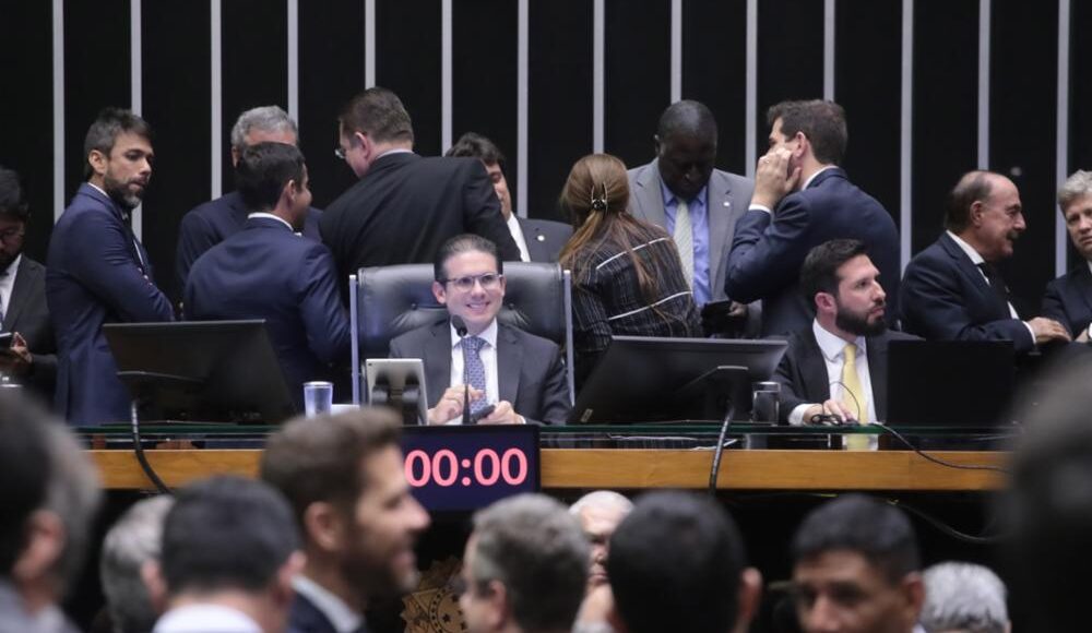 Em meio a queda de braço com governo, Câmara aprova urgência de projeto que derruba mudanças no IOF