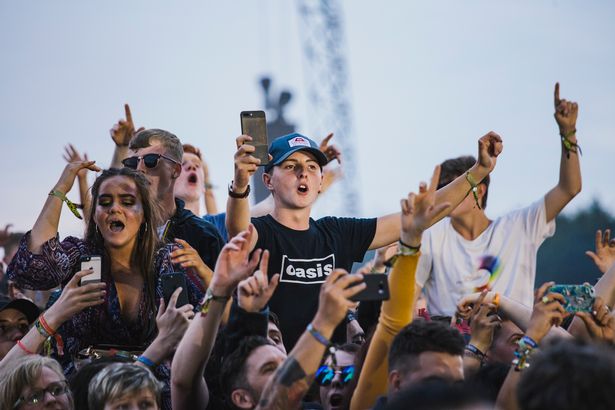 Leeds, Inglaterra - 25 de agosto: Vista geral dos freqüentadores de festivais, enquanto Liam Gallagher se apresenta no palco principal durante o primeiro dia no Leeds Festival no Bramhall Park em 25 de agosto de 2017 em Leeds, Inglaterra. (Foto de Andrew Benge/Redferns)