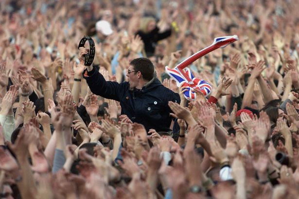 Reino Unido - julho 14 de setembro: Foto da multidão; Crowd at Oasis Concert - Lancashire County Cricket Ground 14/09/2002 ....... foto de Jim Sharpe (Jon Super) (foto de Jon Super/Redferns)