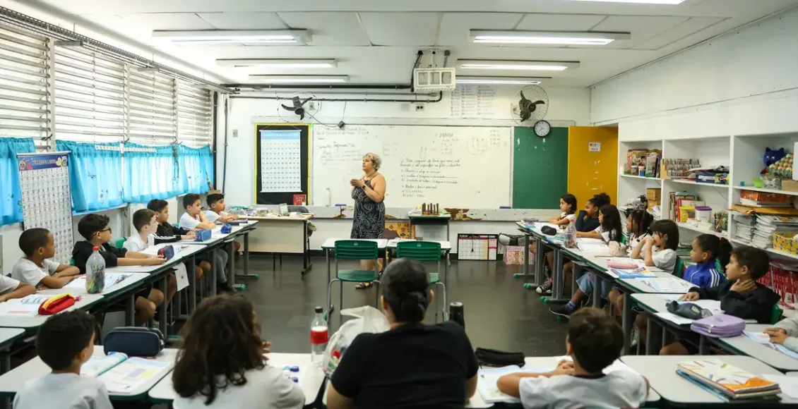 Professor pode pedir Carteira Nacional Docente a partir desta quinta-feira (16) — Brasil de Fato
