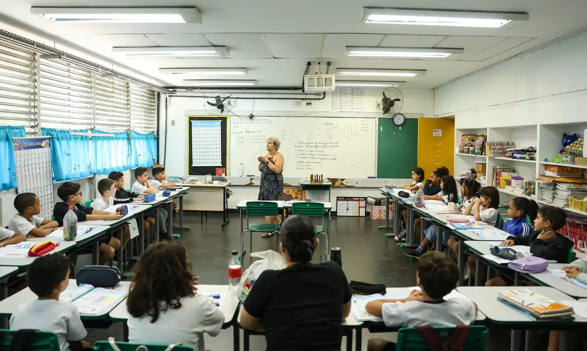 Professor pode pedir Carteira Nacional Docente a partir desta quinta-feira (16) — Brasil de Fato
