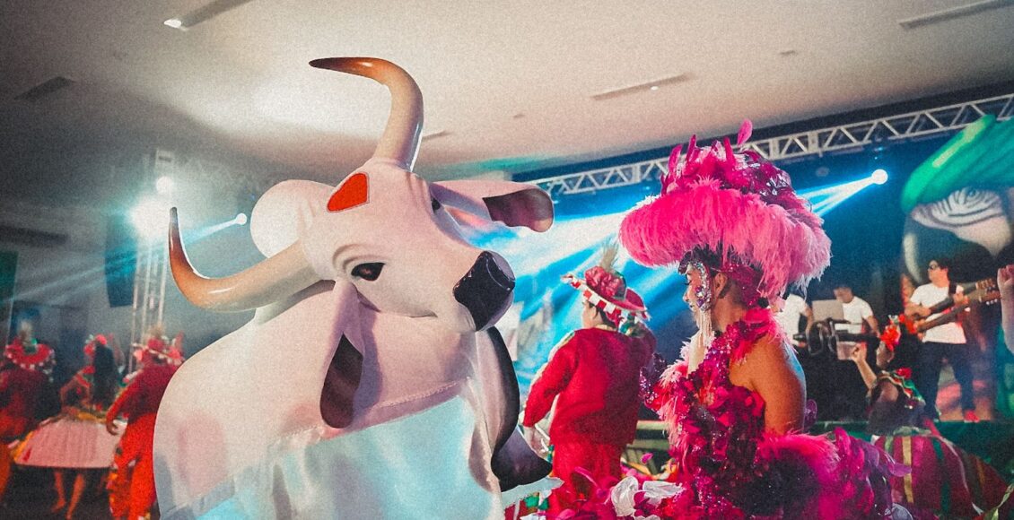 Banzeiro da Esperança chega a Parintins e interage com a cultura dos Bois Caprichoso e Garantido - FAS