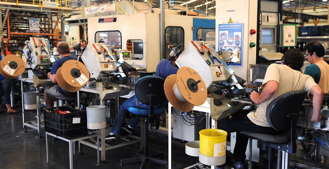 Produção industrial reverte queda e sobe 0,1% em outubro, mostra IBGE
