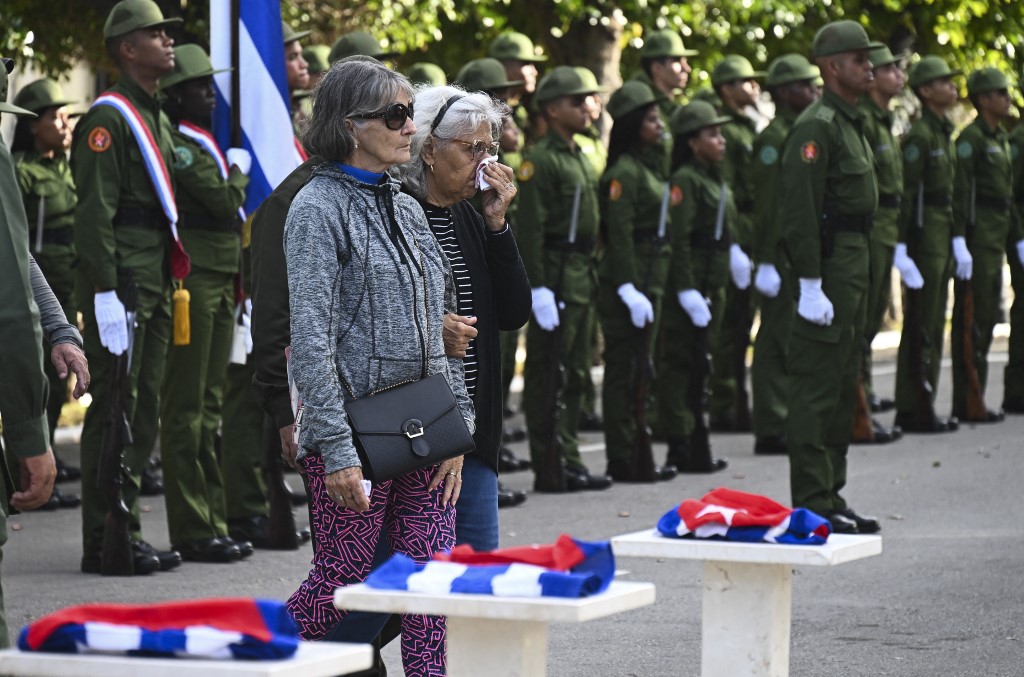 Parentes dos 32 soldados cubanos mortos durante a incursão dos EUA na Venezuela participam do funeral no Cemitério Colón, em Havana, em 16 de janeiro de 2026.