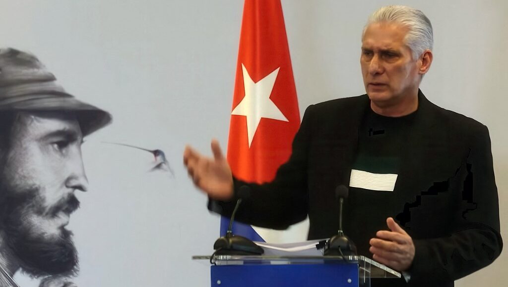 Esta captura de tela da TV cubana, divulgada em 5 de fevereiro de 2026, mostra o presidente de Cuba, Miguel Díaz-Canel, falando durante uma coletiva de imprensa em Havana, em 4 de fevereiro de 2026.