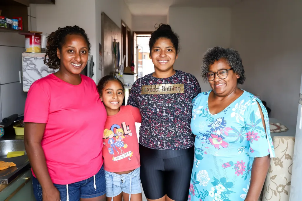 Priscila, sua filha, irmã e mãe: mulheres são sua rede de apoio