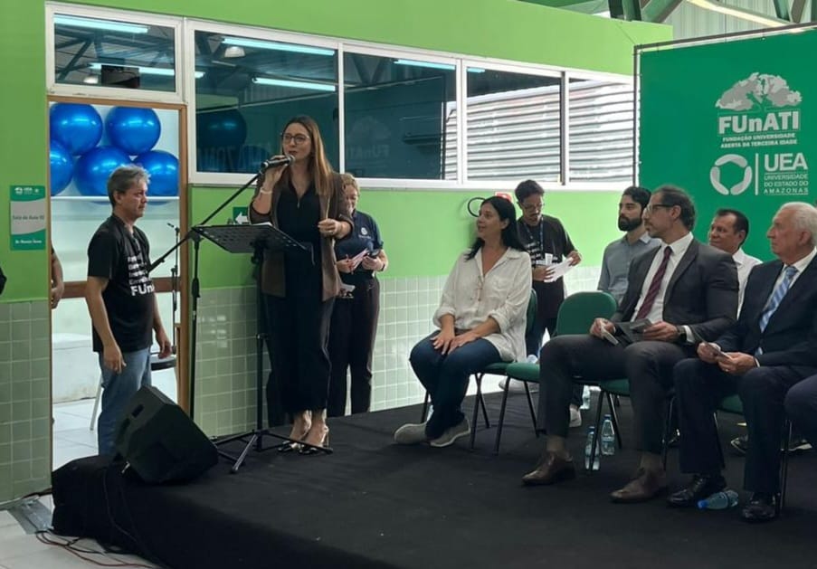 Foto mostra a secretária do Comitê da Pessoa Idosa do TJAM, Monick Saldanha, falando ao público durante evento 