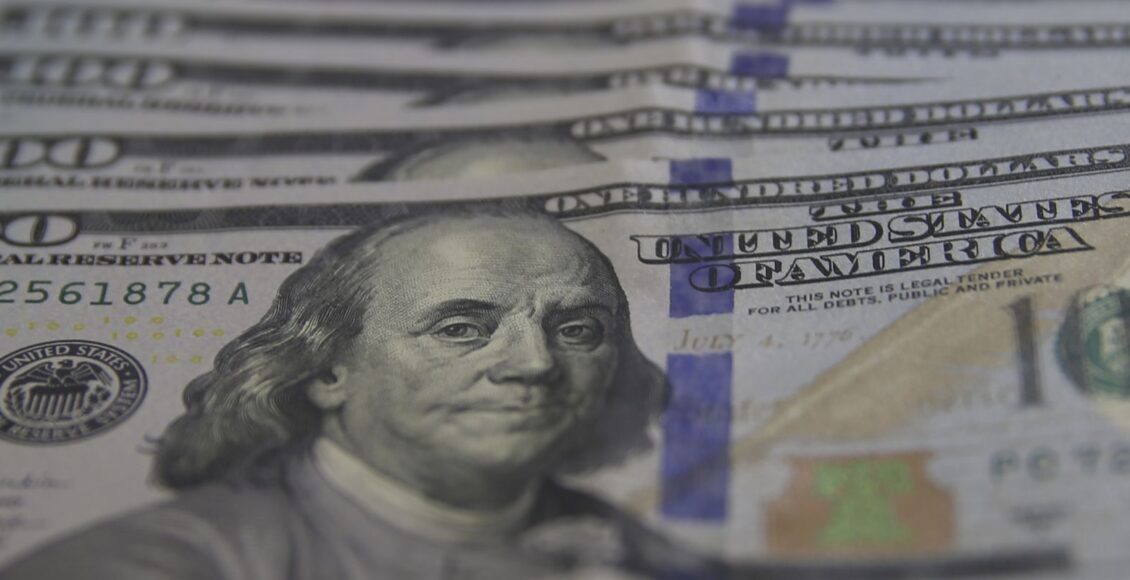 Dólar cai para R$ 5,03 com alívio geopolítico e foco nos EUA
