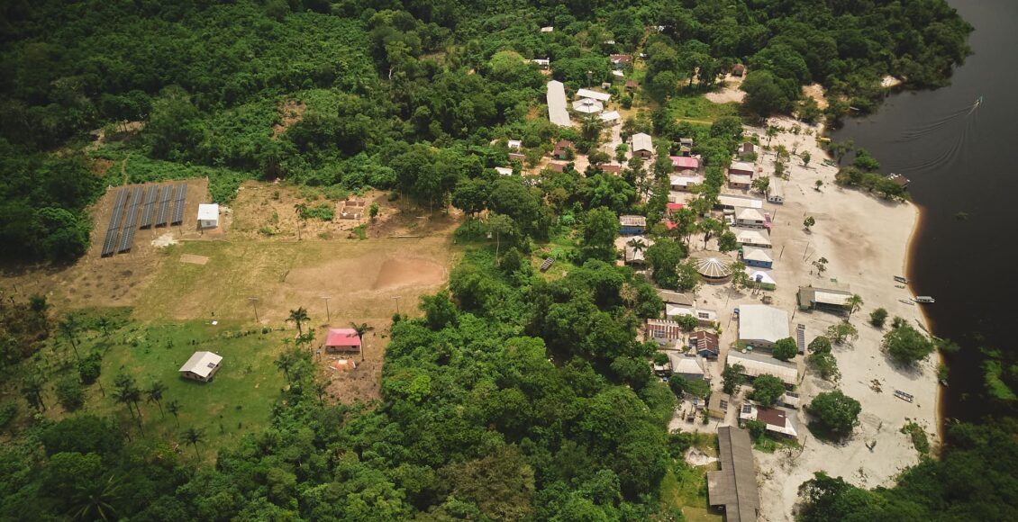 Após décadas de dependência do diesel, moradores da Comunidade Indígena Três Unidos, no Amazonas, passaram a contar com energia limpa e contínua 24 horas por dia, com a inauguração da Usina Solar realizada na última sexta-feira (22).