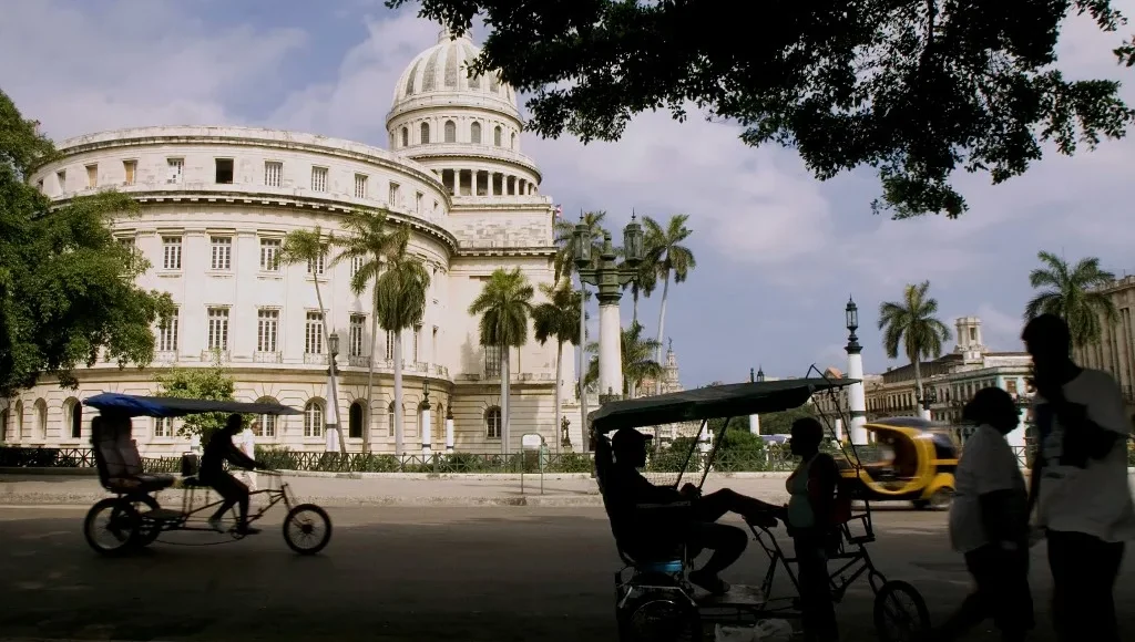 Vista geral de uma rua de Havana com o Capitólio (antigo Congresso) ao fundo, em 2008