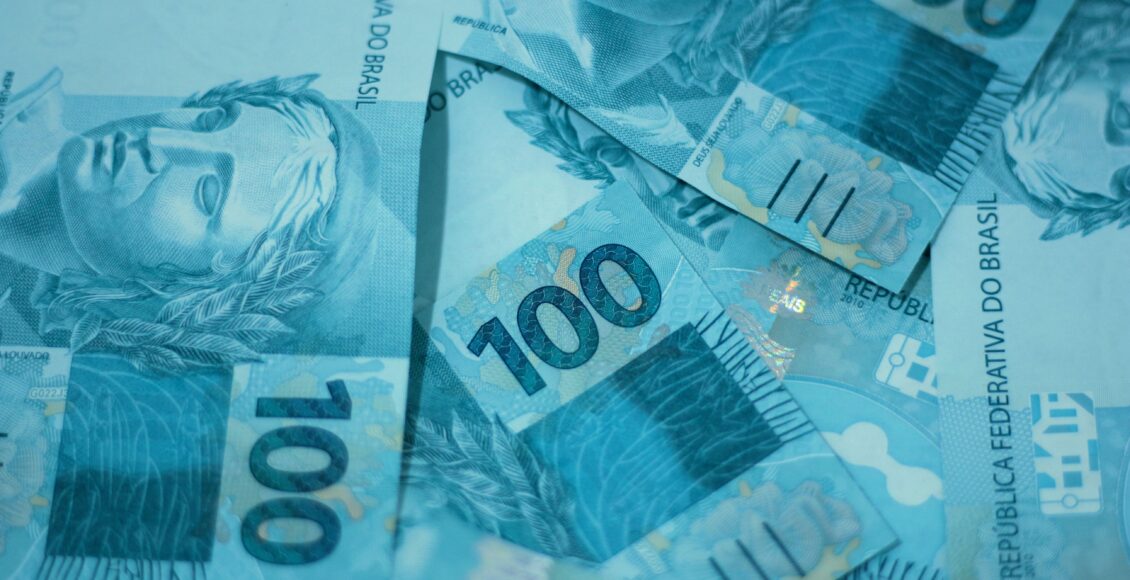 Cédulas de 100 reais em close-up