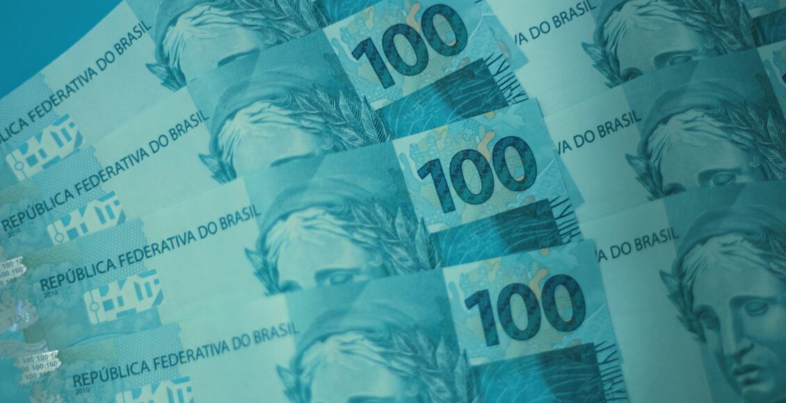 Cédulas de real brasileiro empilhadas