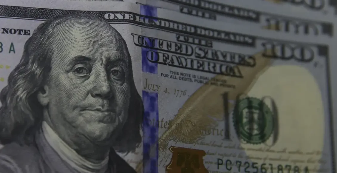 Cédulas de dólar e real ilustrando a cotação do câmbio