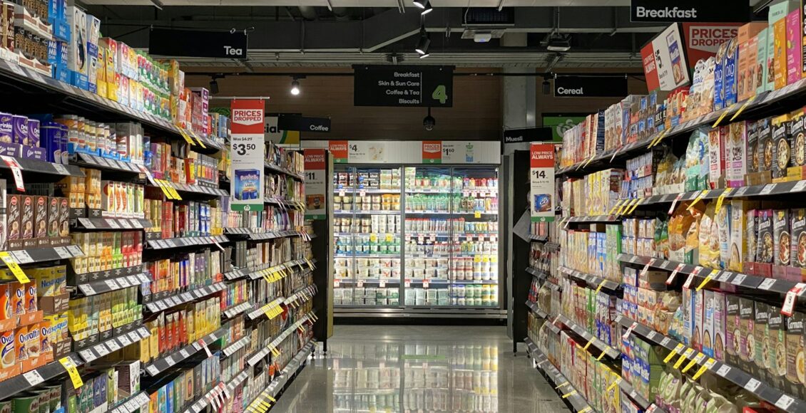 Prateleira de supermercado com produtos diversos