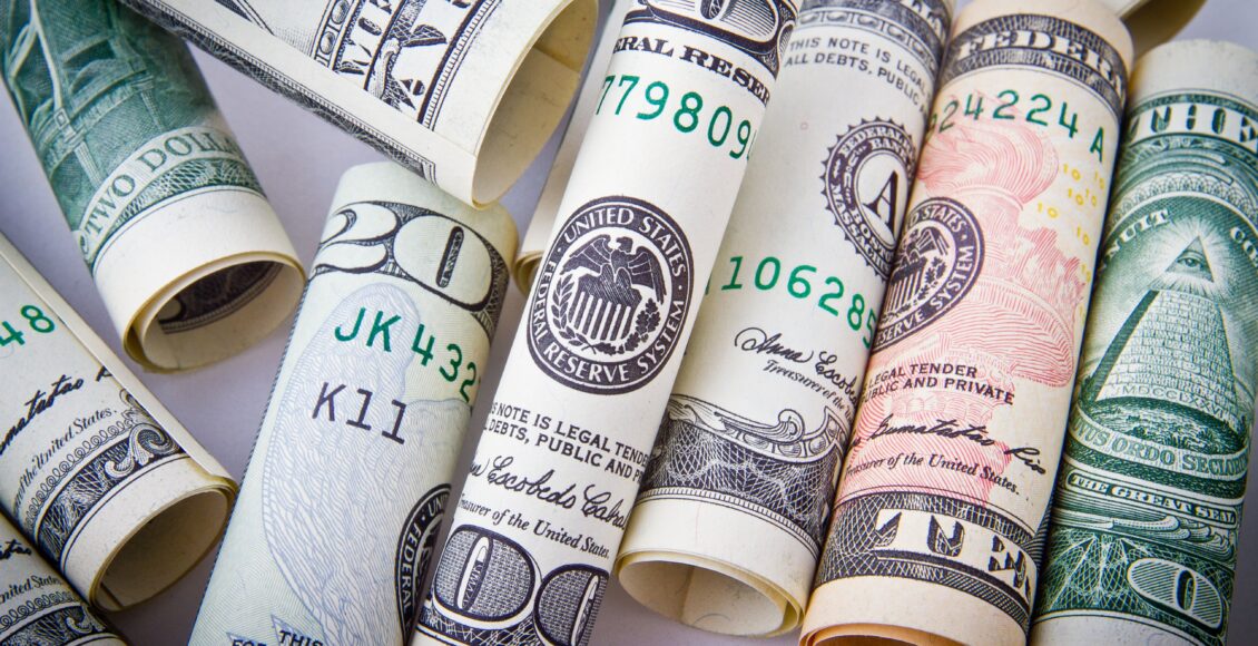 Notas de dólar americano enroladas, em close-up