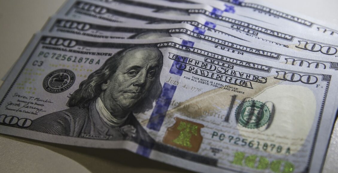 Cédulas de dólar e moeda de real